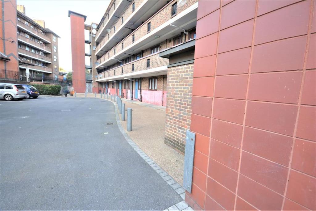 Lovely 4 Bedroom Apartment Close To The City Walking Distance From The Rivere View Λονδίνο Εξωτερικό φωτογραφία